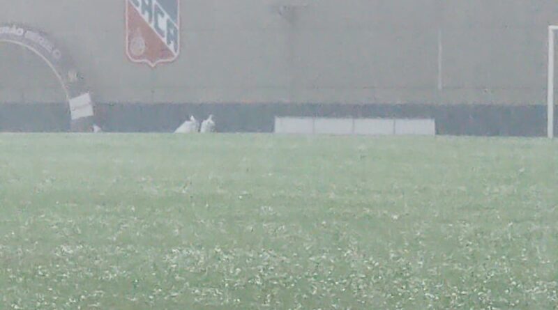 Temporal com granizo interrompe jogo entre Carlos Renaux e Brusque pelo Catarinense Sub-20