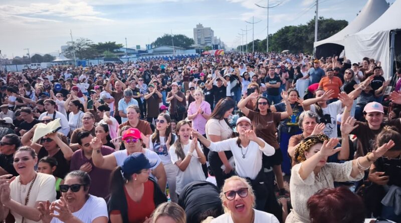 Multidão toma conta do Pontal para show de Frei Gilson em Navegantes