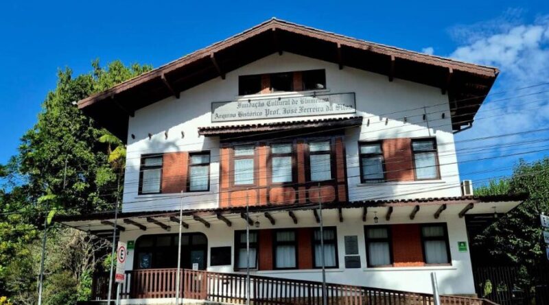 Biblioteca Fritz Müller promove primeiro encontro de clubes do livro de Blumenau