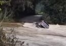 Família escapa antes de SUV ser levado pela força da água de rio em SC