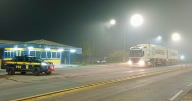 PRF intensifica fiscalização na BR-470 e flagra 18 carretas em situação irregular