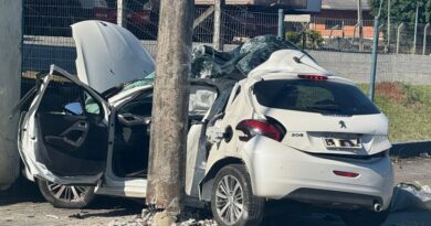 Jovem de 22 anos morre após carro sair da pista e atingir poste na Rua Bahia, em Blumenau