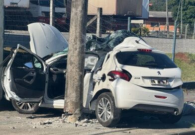 Jovem de 22 anos morre após carro sair da pista e atingir poste na Rua Bahia, em Blumenau