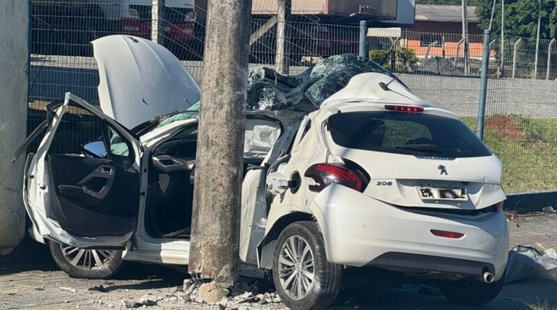 Jovem de 22 anos morre após carro sair da pista e atingir poste na Rua Bahia, em Blumenau
