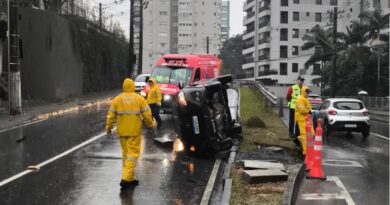 Veículo tomba em rua do bairro Valparaíso e mobiliza equipes de emergência em Blumenau