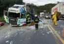 Carga de vidros se desprende de carreta e deixa motorista ferido na BR-470, em Indaial