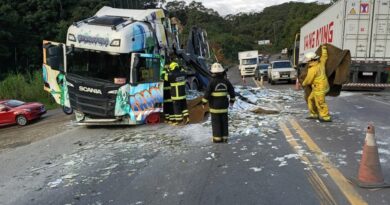 Carga de vidros se desprende de carreta e deixa motorista ferido na BR-470, em Indaial