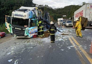 Carga de vidros se desprende de carreta e deixa motorista ferido na BR-470, em Indaial