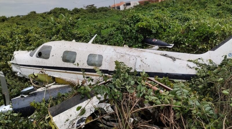 Avião cai próximo ao Aeroporto de Navegantes e deixa duas pessoas gravemente feridas
