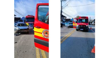 Idoso é resgatado pelos Bombeiros após colisão frontal entre carros em Gaspar