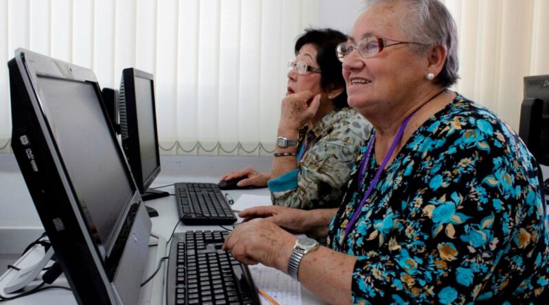 Programa gratuito de inclusão digital para idosos abre nova turma em Blumenau