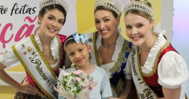Aos 7 anos, Helena marca o fim de tratamento oncológico com visita da realeza da Oktoberfest