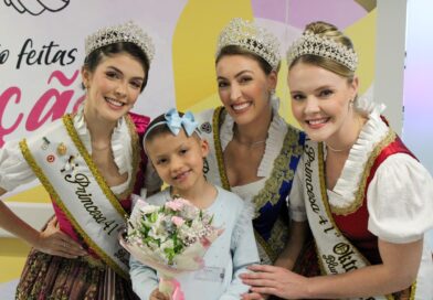 Aos 7 anos, Helena marca o fim de tratamento oncológico com visita da realeza da Oktoberfest