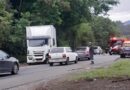 Acidente entre caminhão e picape deixa ferido na BR-470, em Blumenau