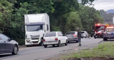 Acidente entre caminhão e picape deixa ferido na BR-470, em Blumenau