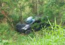 Carro capota e cai em ribanceira em Guabiruba