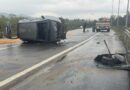 Carro capota e deixa mulher ferida; via precisou ser totalmente interditada