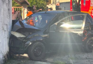 Idoso perde a vida após carro descer morro e colidir contra muro em Blumenau