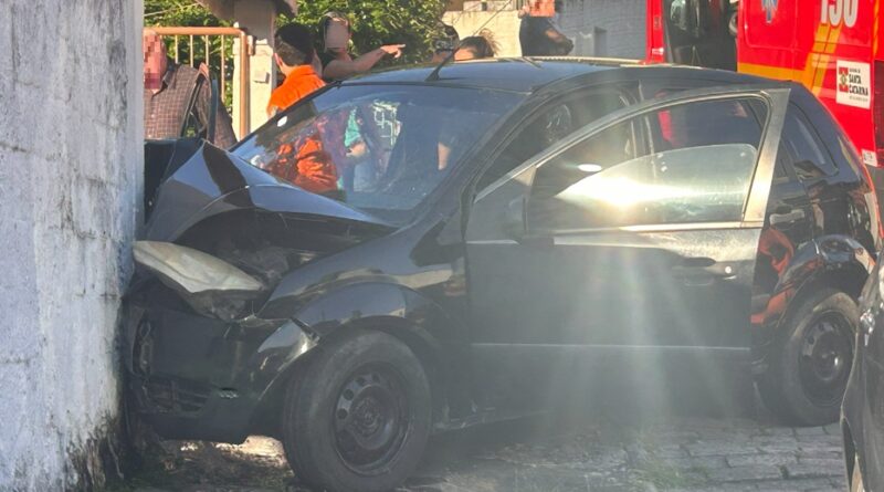 Idoso perde a vida após carro descer morro e colidir contra muro em Blumenau