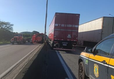 Cabine de carreta é arremessada para pista contrária após grave acidente na BR-101
