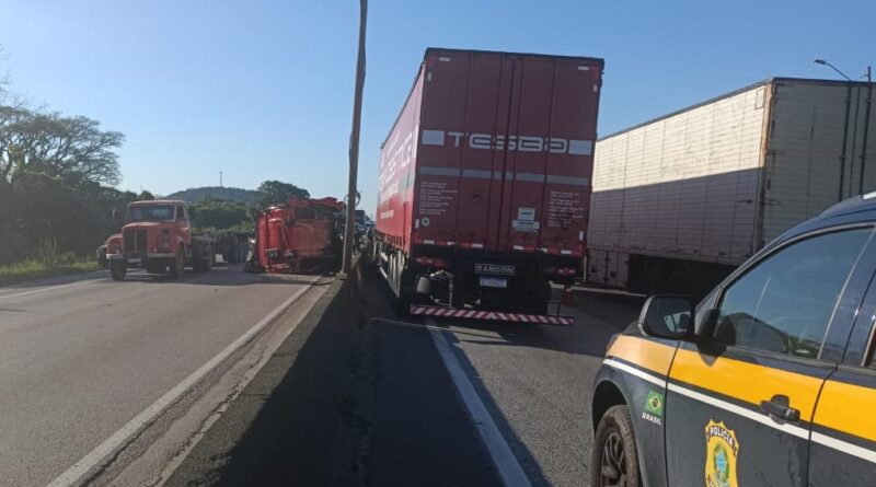 Cabine de carreta é arremessada para pista contrária após grave acidente na BR-101