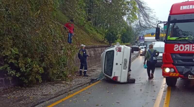 Gol cai de barranco e vai parar na calçada em Gaspar