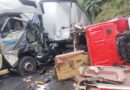 Acidente envolvendo duas carretas e dois carros deixa três feridos em Blumenau
