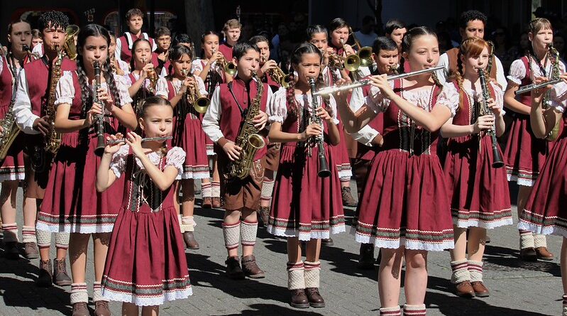 Blumenau define as 22 bandas escolares para os desfiles da Oktoberfest