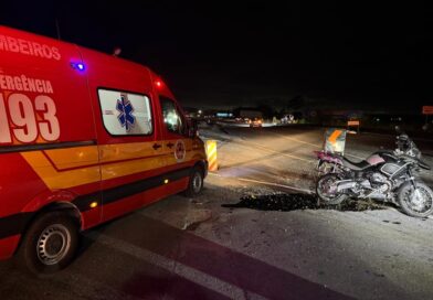 Acidente entre carreta e motocicleta deixa uma vítima fatal na BR-470, em Rodeio