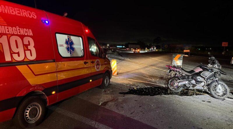 Acidente entre carreta e motocicleta deixa uma vítima fatal na BR-470, em Rodeio