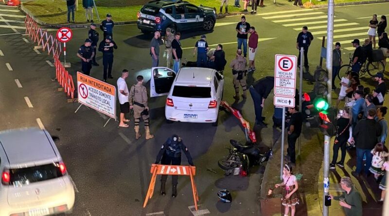 Equipe de segurança da Oktoberfest presta apoio a motociclista após acidente em Blumenau