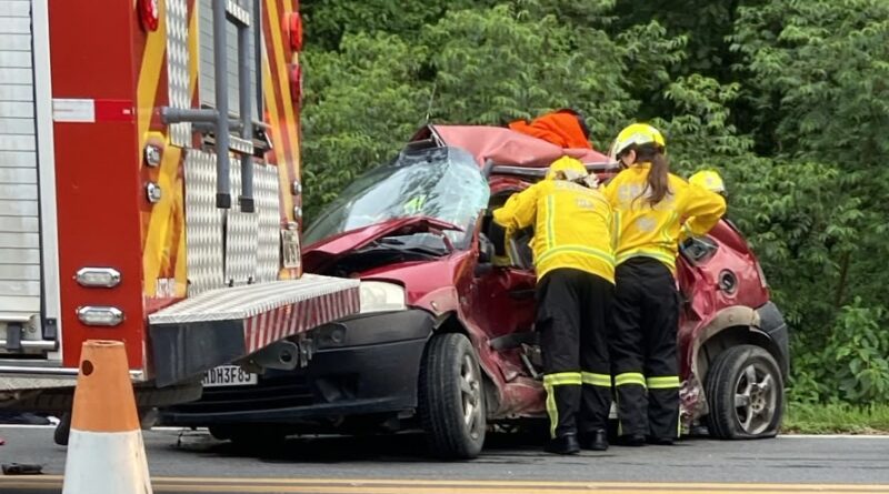 Colisão entre caminhão e carro deixa motorista morto na BR-470 em Rio do Sul