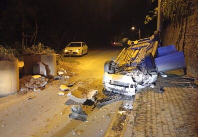 Carro capota após colidir com sinalização de desbarrancamento em Blumenau