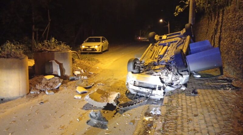 Carro capota após colidir com sinalização de desbarrancamento em Blumenau