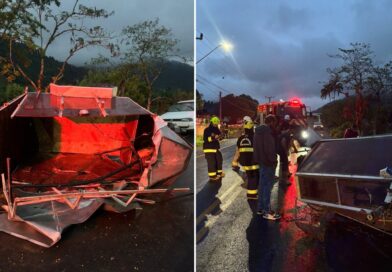 Carretinha com dois cavalos tomba na SC-110, em Rodeio