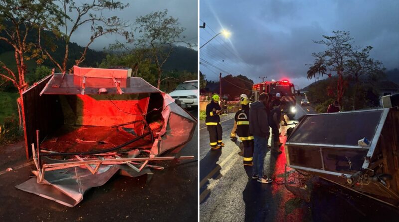 Carretinha com dois cavalos tomba na SC-110, em Rodeio