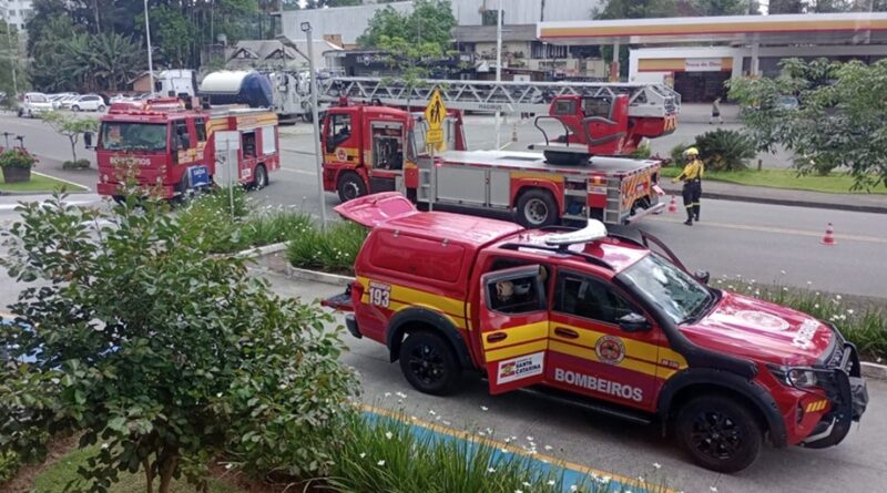 Curto-circuito mobiliza bombeiros em colégio no bairro Itoupava Seca, em Blumenau