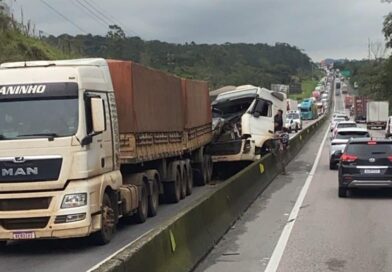 Colisão traseira entre carretas causa congestionamento na BR-101