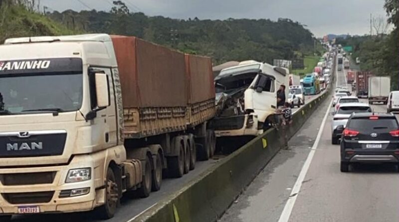 Colisão traseira entre carretas causa congestionamento na BR-101