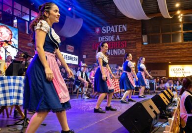 Profissionais consomem chopp para garantir padrão de qualidade na Oktoberfest Blumenau