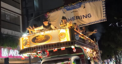 Governador Jorginho Mello, Luciano Hang e Celso Portiolli participam do desfile da Oktoberfest neste sábado