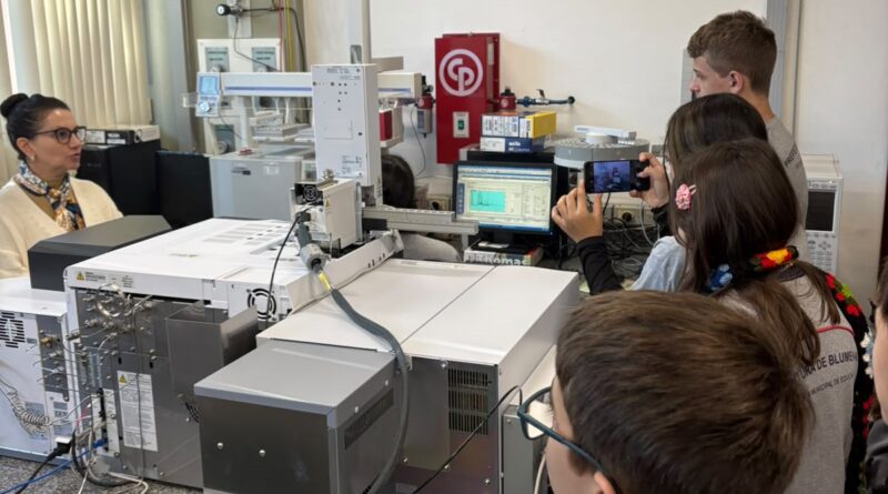Estudantes investigam os impactos do uso de cigarros eletrônicos entre adolescentes