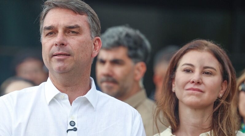 Flávio Bolsonaro afirma ter sido intimado a entregar passaportes à PF