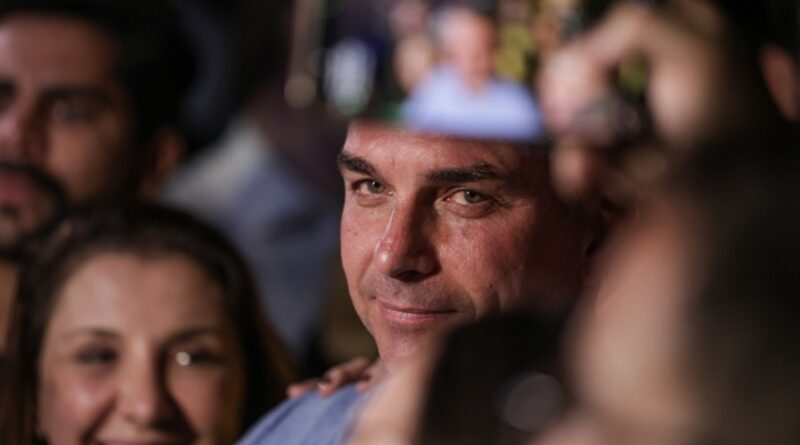 Flávio Bolsonaro se declara “presidente eleito” em carta publicada após saída do Brasil