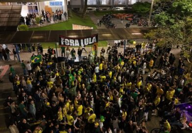 Em resposta à esquerda, direita mobiliza estudantes na Furb, em Blumenau