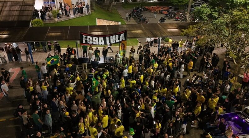 Em resposta à esquerda, direita mobiliza estudantes na Furb, em Blumenau