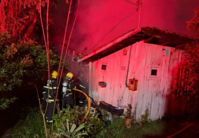 Incêndio destrói residência no bairro Escola Agrícola, em Blumenau