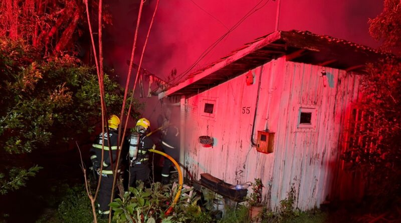 Incêndio destrói residência no bairro Escola Agrícola, em Blumenau