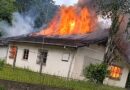 Incêndio toma conta de residência na Itoupava Central, em Blumenau