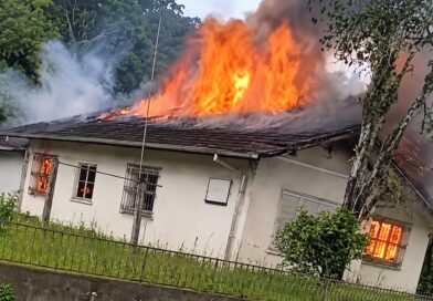 Incêndio toma conta de residência na Itoupava Central, em Blumenau